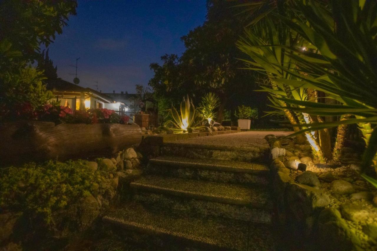 B&B Villa Mirella Casnate Con Bernate Exterior photo