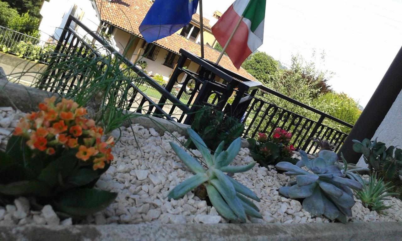 B&B Villa Mirella Casnate Con Bernate Exterior photo